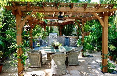 Poiciana Park II House | Secluded. Private 3 Bedroom + Enclosed Den. Large Tropical Yard + OutdoorKitchen