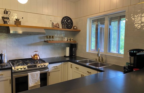 Crescent Valley House | Secluded Retreat near Nelson & Castlegar with Fire Pit, 3 mins from the Beach!