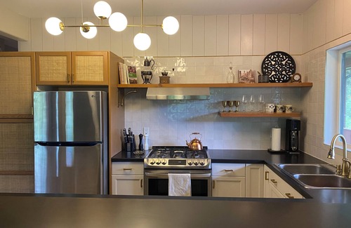 Crescent Valley House | Secluded Retreat near Nelson & Castlegar with Fire Pit, 3 mins from the Beach!