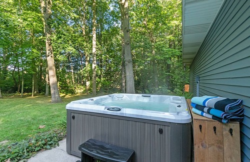 Saugatuck Cottage | Secluded Saugatuck Retreat: Hot Tub, 3.5 Acres, Trails, Dog-Friendly