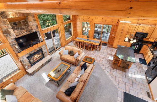 The Galena Territory Cabin | Secluded Spacious Cabin | Private Hot Tub | Large Bedrms | Huge Deck & Screen Rm
