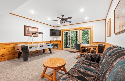 The Galena Territory Cabin | Secluded Spacious Cabin | Private Hot Tub | Large Bedrms | Huge Deck & Screen Rm
