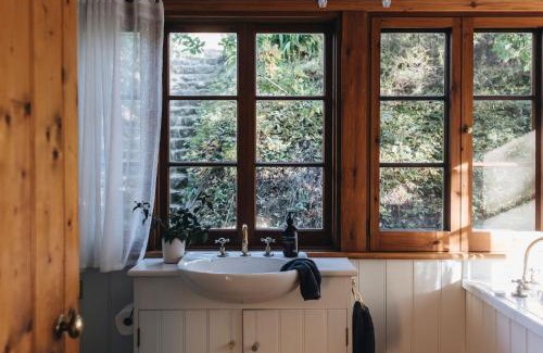 Basket Range House | Secluded Stone Cottage perfect for Couples Escape - Waterfalls