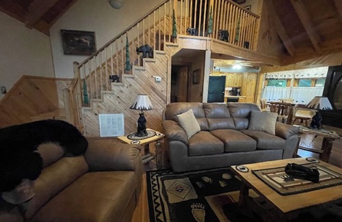 Gatlinburg - Pigeon Forge Cabin | Secluded, SuperFast WiFi, Video Arcade, Fishing & 2 Pools