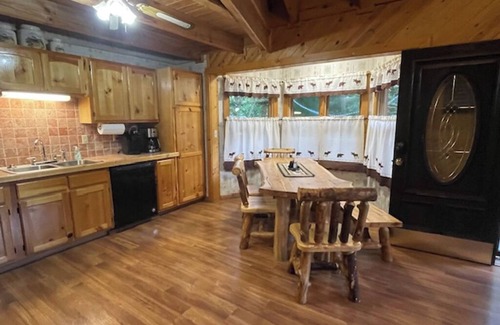 Gatlinburg - Pigeon Forge Cabin | Secluded, SuperFast WiFi, Video Arcade, Fishing & 2 Pools