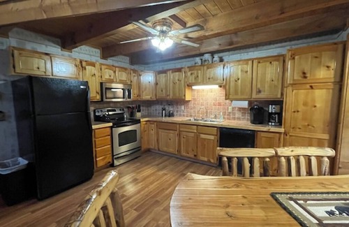 Gatlinburg - Pigeon Forge Cabin | Secluded, SuperFast WiFi, Video Arcade, Fishing & 2 Pools
