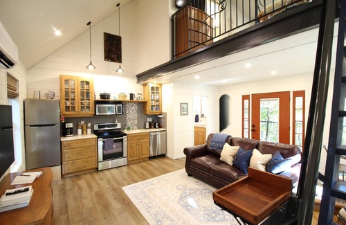 Branson Cabin | Secluded Treehouse in the Woods 10 minutes to Landing & SDC!