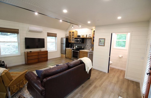 Branson Cabin | Secluded Treehouse in the Woods 10 minutes to Landing & SDC!