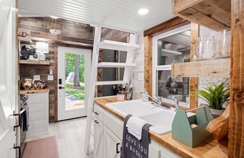 Powell Cabin | Secluded Woodland Cabin | Eggs & Clawfoot Tub