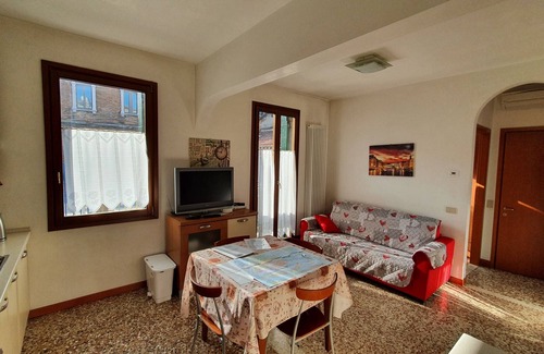 Cannaregio Apartment | Second floor apartment with balcony and canal view IT027042C23ZLO5K7X