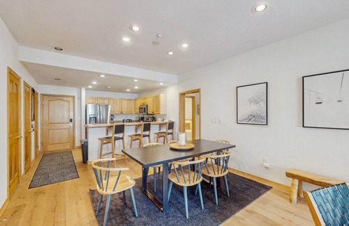 Edwards Condo | Second-floor condo in Arrowhead Village with pool & hot tub - steps to ski lift
