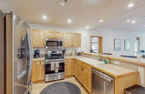 Edwards Condo | Second-floor condo in Arrowhead Village with pool & hot tub - steps to ski lift