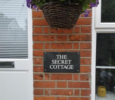 Wivenhoe House | Secret Cottage, Wivenhoe - Charming, Cosy, Convenient & Quiet, 2 x Double Bed Period Cottage PLUS Patio - 6 min walk train, 2 min walk High Street Pubs, Restaurants, Shops