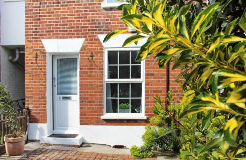 Wivenhoe House | Secret Cottage, Wivenhoe - Charming, Cosy, Convenient & Quiet, 2 x Double Bed Period Cottage PLUS Patio - 6 min walk train, 2 min walk High Street Pubs, Restaurants, Shops