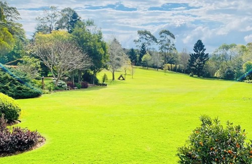 North Tamborine Cabin | Secret Garden Couples Retreat in a romantic wedding estate