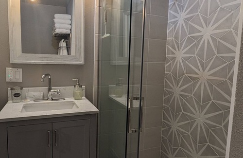 Bethel-Danebo House | Secret Safe Haven w/Sauna, Hot Tub & King-sized Bed-5 minutes from the airport!