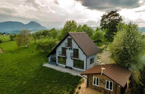 Poiana Marului Villa | Seculed House on The hill, fresh air, walks în nasture, wild corner ofheaven.