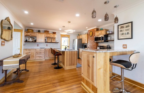 Front Park Apartment | Seeing is Billieving! Look at this luxury 2BR