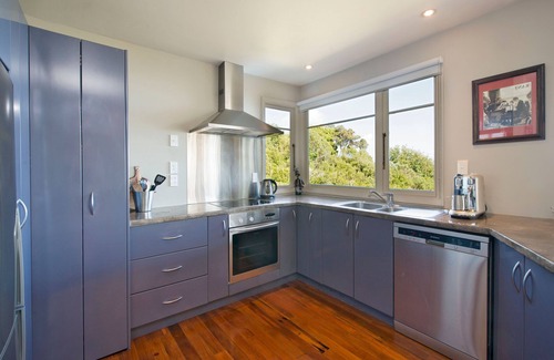 Tahunanui House | Selah Retreat - Peaceful with a stunning view!