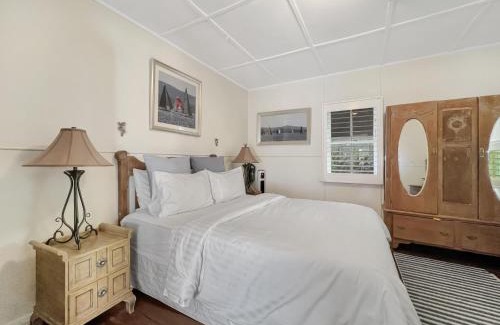Marks Point House | Selby Cottage- Waterfront, Fire & Outdoor Dining