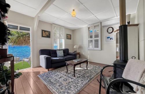 Marks Point House | Selby Cottage- Waterfront, Fire & Outdoor Dining