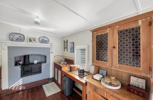 Marks Point House | Selby Cottage- Waterfront, Fire & Outdoor Dining
