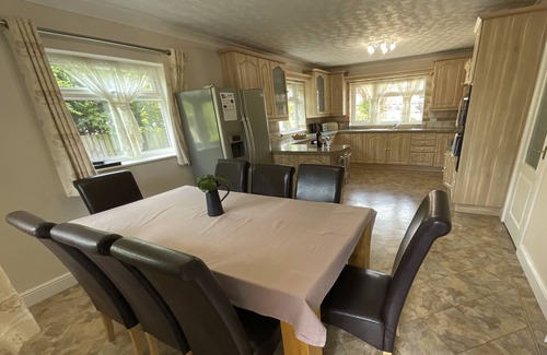 Hoveton Cottage | Self Catering 5 Bedroom Waterside Retreat Cottage Wroxham, Norfolk Broads, Eng