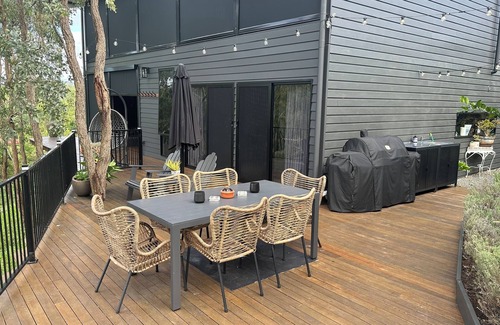Kooralbyn Apartment | Self Check In, getaway with stunning views of Boomerang Lagoon and Mt Kooralbyn.