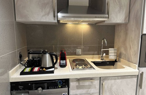 Jeddah Apartment | Self Check-in Luxury Studio near to airport with HotTub, WiFi & 75" Smart TV