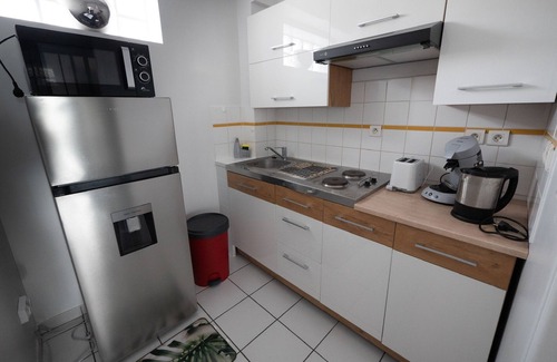 Betheny Apartment | Self-contained apartment, ARENA area, la CARTONNERIE, champagne house.