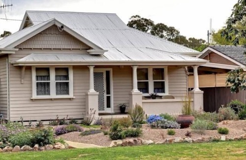 Euroa Cottage | Self contained cottage close to everything