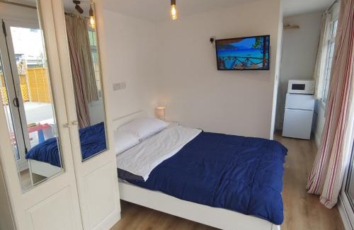 Watford Apartment | Self Contained, Double Bed Studio, private kitchen, private Bath, Walking distance to Harry Potter