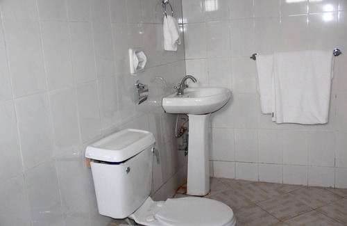 Kisumu Apartment | Self contained rooms with private shower & rooftop kitchen with lake views
