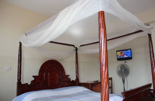 Kisumu Apartment | Self contained rooms with private shower & rooftop kitchen with lake views