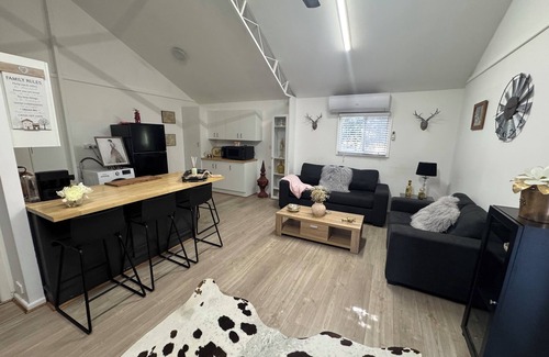 Kingswood Apartment | Self contained Rural cottage only 15 min from Tamworth centre. Pet friendly.