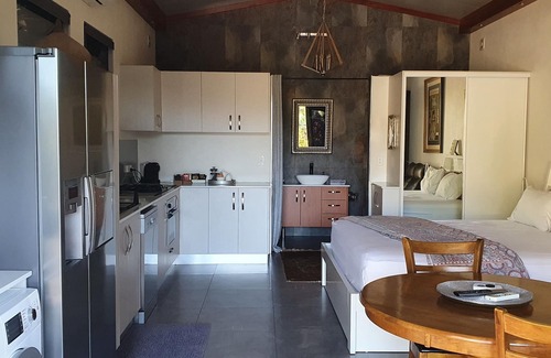 Smithfield House | Self contained studio guest house, pool, great location Smithfield, Cairns