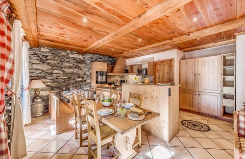 Les Brevieres Ski Chalet | Semi-detached chalet 16 people 7 bedrooms, ski in/ski out Tignes les Brévières