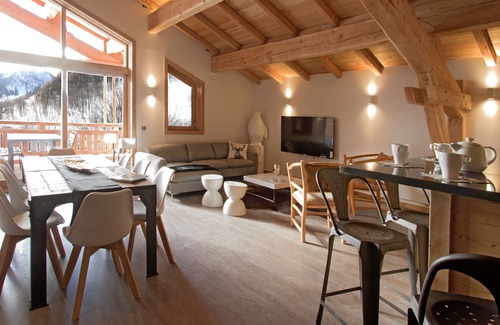 Huez-en-Oisans Ski Chalet | Semi-detached chalet for 8 people with direct access to the slopes