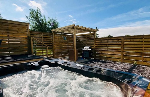 Llansantffraed Ski Chalet | Semi-detached deluxe lodge offering the perfect romantic retreat.
