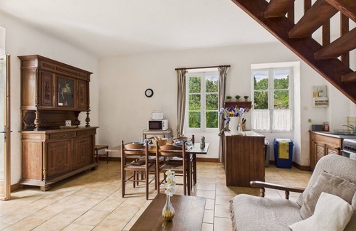 Montignac House | Semi-detached gîte for 4 - shared pool - garden