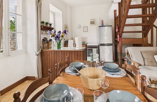 Montignac House | Semi-detached gîte for 4 - shared pool - garden