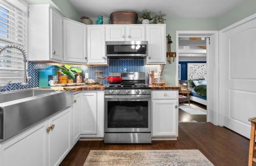Cape Girardeau House | SEMO Redhawks Campus Home with Hot Tub