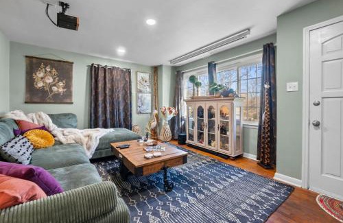 Cape Girardeau House | SEMO Redhawks Campus Home with Hot Tub