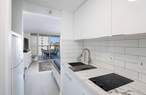 Diamond Head - Kapahulu - St. Louis Condo | Sensational Seaside Condo, remodeled in 2023 parking available, 1 block to beach