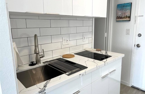 Diamond Head - Kapahulu - St. Louis Condo | Sensational Seaside Condo, remodeled in 2023 parking available, 1 block to beach