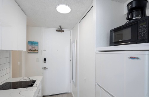 Diamond Head - Kapahulu - St. Louis Condo | Sensational Seaside Condo, remodeled in 2023 parking available, 1 block to beach