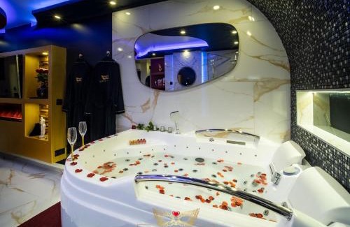 Poincare - Foch - Anatole France - Croix de Bourgogne Apartment | Sensual SPA- Love ROOM Jacuzzi Hammam Terrasse