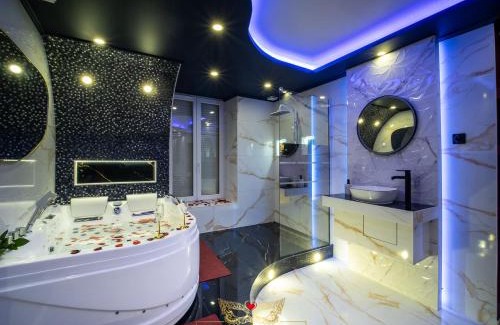 Poincare - Foch - Anatole France - Croix de Bourgogne Apartment | Sensual SPA- Love ROOM Jacuzzi Hammam Terrasse