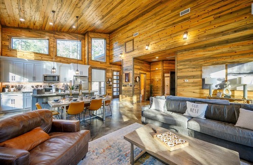 Hochatown Cabin | Sep Promo! 2 Kings, Playset, Hot Tub & Games