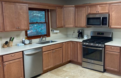Demorest House | September Discount! River & creek, waterfall, hot tub, fire pit, dogs OK